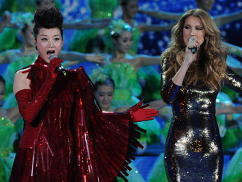 Song Zuying y Celine Dion interpretando la famosa canción «Mòlìhuā» en la Gala de Fiesta de Primavera de CCTV para 2013