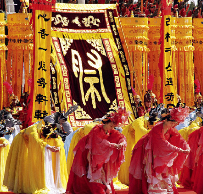 En reconocimiento a los destacados aportes que el legendario emperador Huangdi hizo a la nación china, las sucesivas generaciones de connacionales le han rendido tributo por medio de importantes rituales. CFP