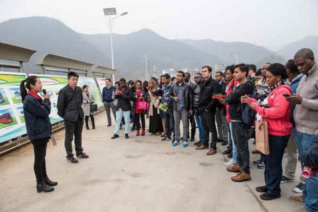 Estudiantes extranjeros de IMBA visitan una fábrica de automóviles eléctricos.