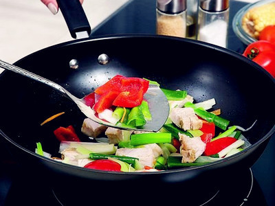 El wok y la espátula son necesarios en la cocina china.