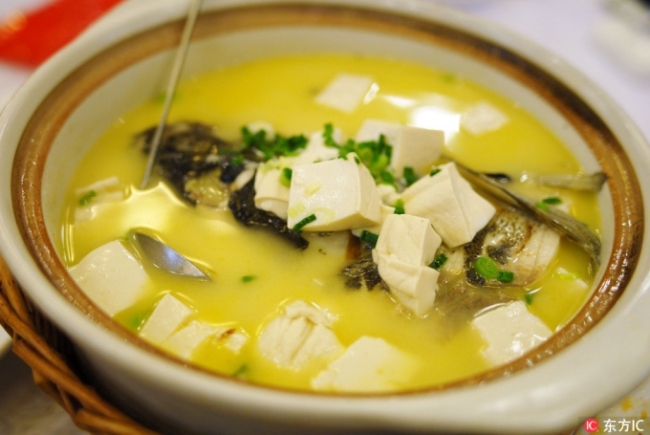 Cabeza de pescado con doufu (requesón de soja)