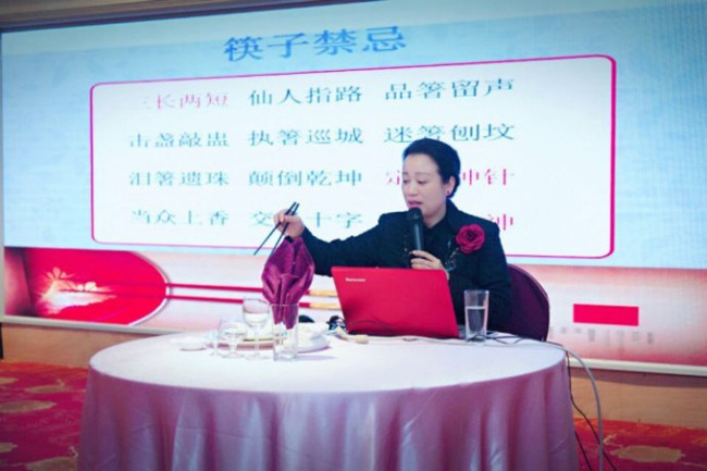Consejos para extranjeros sobre modales en la mesa china