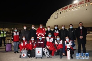 El 12 de marzo, el equipo de expertos médicos chinos llegó a Roma y sacaron una foto de grupo con el personal de la Cruz Roja Italiana. (Xinhua/Cheng Tingting)