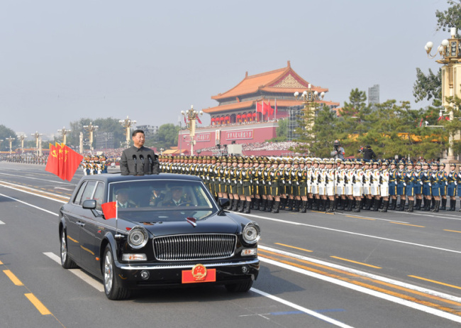 La 1-an de oktobro, 2019, en pekina Tian’anmen-Placo solene okazis ceremonio por celebri la 70-an datrevenon de la fondo de la Ĉina Popola Respubliko. Armeon revuis Xi Jinping, ĝenerala sekretario de la Centra Komitato de la Komunista Partio de Ĉinio, ĉina ŝtata prezidanto kaj prezidanto de la Centra Milita Komisiono.