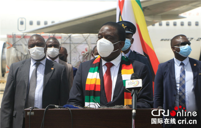 Zimbabva prezidento Emmerson Mnangagwa bonvenigis la vakcinojn en flughaveno