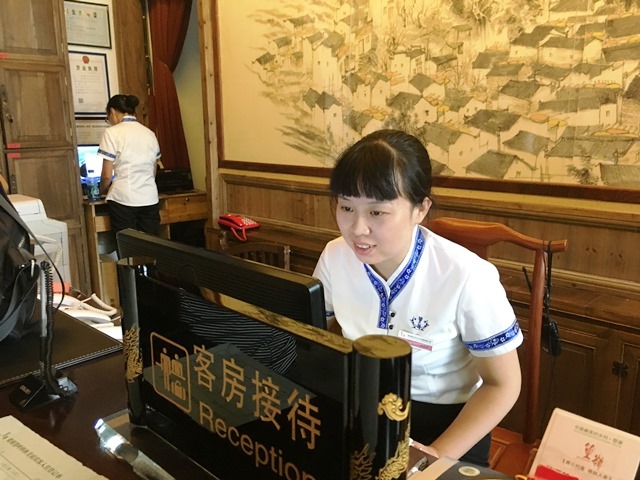 La jeune fille Hu Jingmin pense qu’un travail dans l’Hôtel de Huangling est plus rentable, par rapport au travail dans la ville.