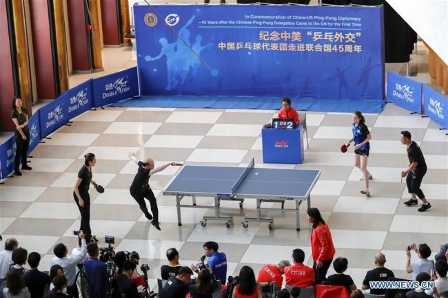 Un match amical organisé au siège des Nations Unies en commémoration de la « diplomatie du ping-pong » entre la Chine et les États-Unis, 45 ans après la première arrivée de la délégation chinoise du ping-pong à l'ONU, le 15 septembre 2017 à New York. 
