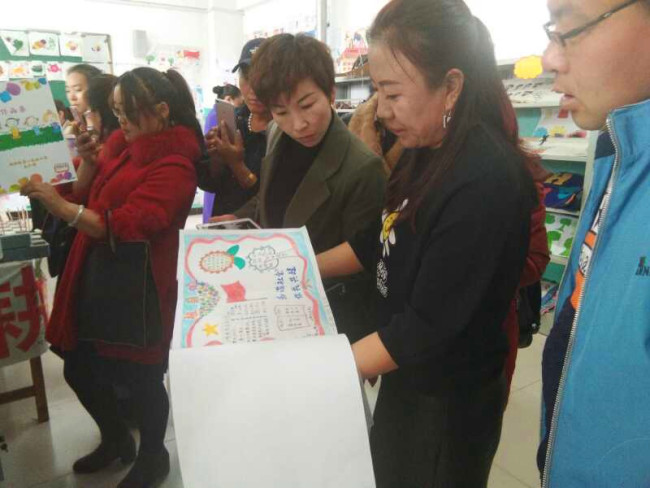 Wan Chunxiang montre les oeuvres de ses élèves