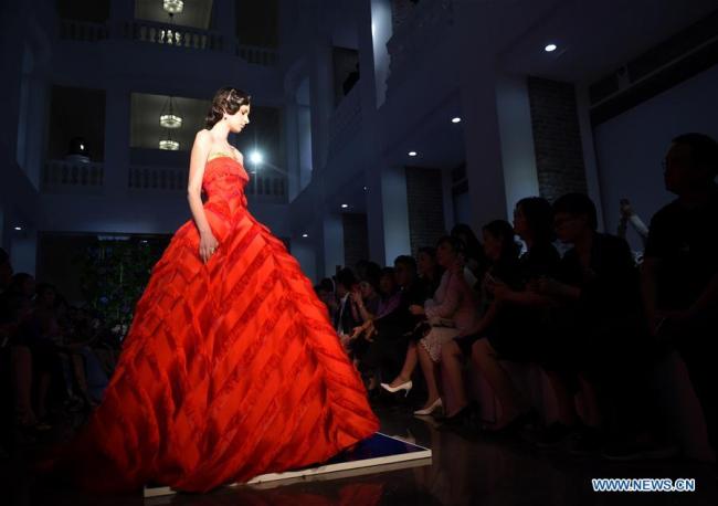 Un mannequin présente une création lors du défilé de mode Haute Couture de Guo Pei à Beijing, capitale chinoise, le 27 septembre 2017. (Xinhua/Luo Xiaoguang)