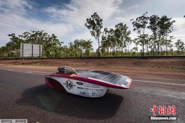 Départ d'une course de voitures à énergie solaire dans le désert australien