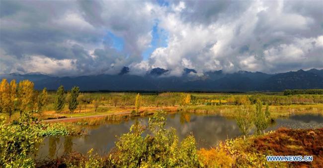 Photo prise le 11 octobre 2017 montrant le paysage d'automne du Mont Haituo dans le district de Yanqing, à Beijing, en Chine. (Xinhua/Li Xin)