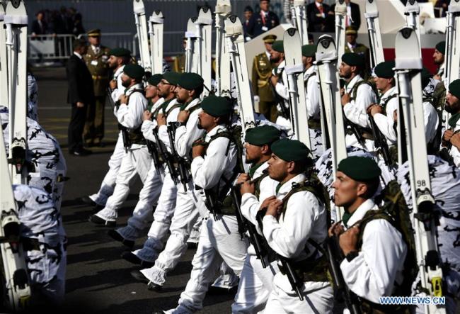  Des soldats participent à un défilé organisé à l'occasion de la fête nationale, à Madrid, capitale espagnole, le 12 octobre 2017. L'Espagne a organisé jeudi un défilé traditionnel à Madrid pour célébrer sa fête nationale. (Photo: Guo Qiuda)