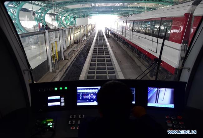 Essai de la première ligne de métro à sustentation magnétique de Beijing