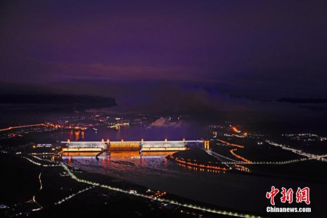 Photo prise le 17 octobre à Yichang, dans la province chinoise du Hubei, montrant une vue nocturne du barrage des Trois Gorges. Ce dernier est maintenant illuminé la nuit, offrant à la vue un magnifique paysage nocturne.