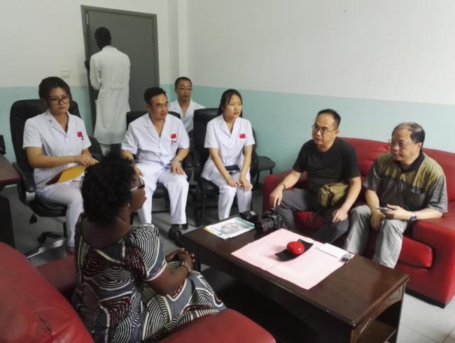 Martine Béatrice Pongui (au premier rang à gauche), directrice de l’hôpital de l’amitié sino-congolaise, évoque le moment inoubliable de la cérémonie d’inauguration de l’hôpital par les présidents des deux pays le 30 mars 2013 (Photographe : Zhang Jingjun)