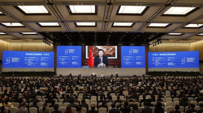 Lors de la 3e Conférence de l’internet, tenue le 16 novembre 2016 à Wuzhen dans la province du Zhejiang, le président chinois Xi Jinping a prononcé un discours intitulé « L’innovation apporte le bonheur à l’être humain, conjuguons les efforts pour construire la communauté de destin commun dans l’espace de l’internet », espérant que chacun puisse recueillir des avis pour en tirer une conclusion juste, promouvoir les points communs et renforcer la coopération pour qu’internet apporte le bonheur à l’être humain. »