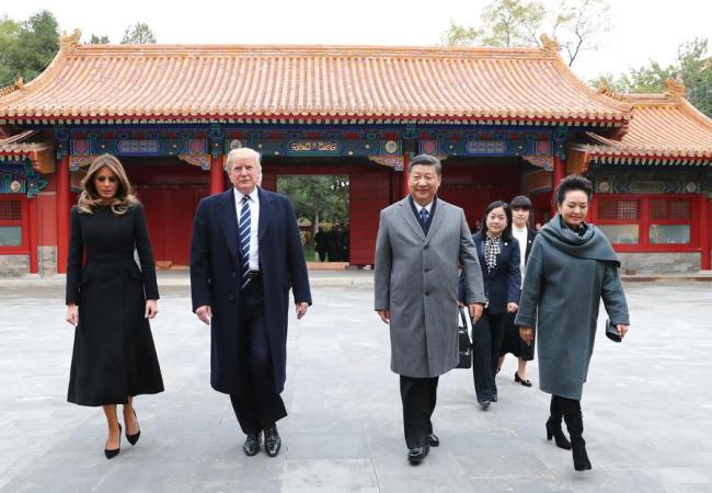 Le président chinois Xi Jinping et son épouse Peng Liyuan accompagnent le président américain Donald Trump et son épouse Melania lors d’une visite à la Cité Interdite à  Beijing, le 8 novembre 2017. [Photo / Xinhua]