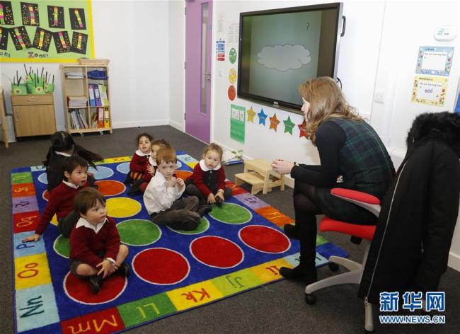 Des élèves, vus dans une salle de classe en anglais de l'École primaire Wade, le 7 novembre à Londres, au Royaume-Uni.
