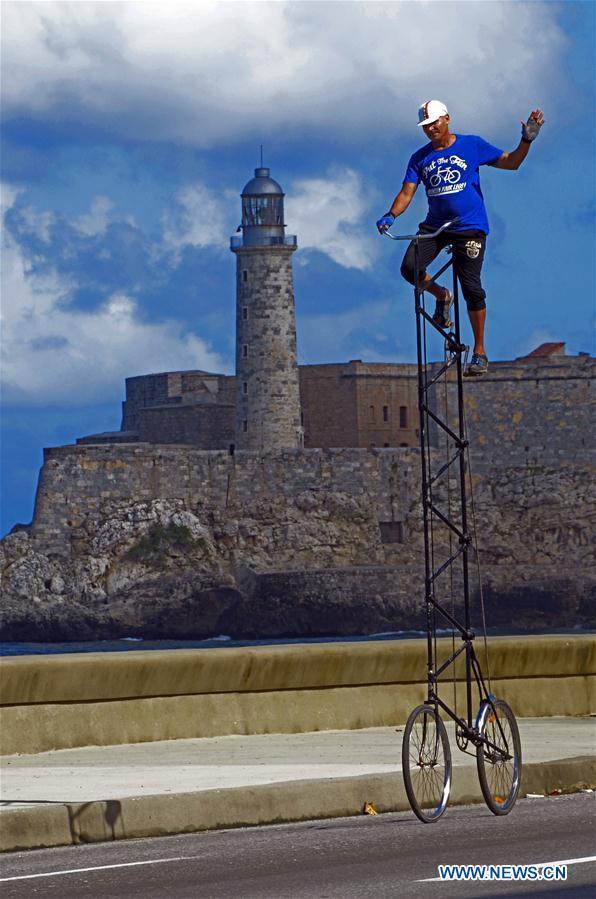 Felix Guirola sur son vélo géant dans un rue de La Havane, à Cuba, le 11 novembre 2017. Felix Guirola a remis en état depuis août 1981 divers vélos dont cette bicyclette unique de quatre mètres. (Photo : Joaquin Hernandez)