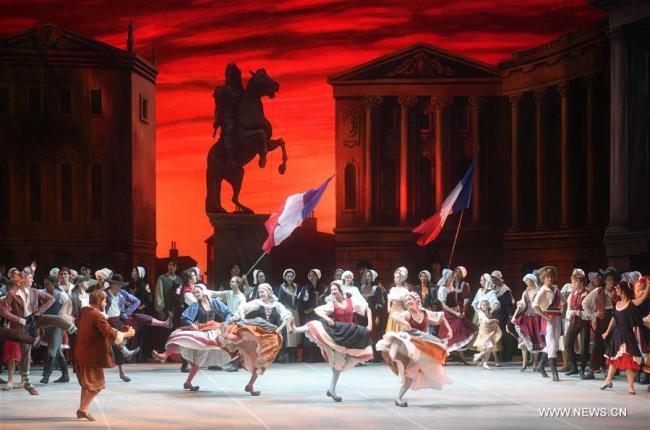 Le Ballet du Théâtre Mikhaïlovsky de Saint-Pétersbourg (Russie) donne "les Flammes de Paris", à Beijing, le 18 novembre 2017. (Photo : Jin Liangkuai)