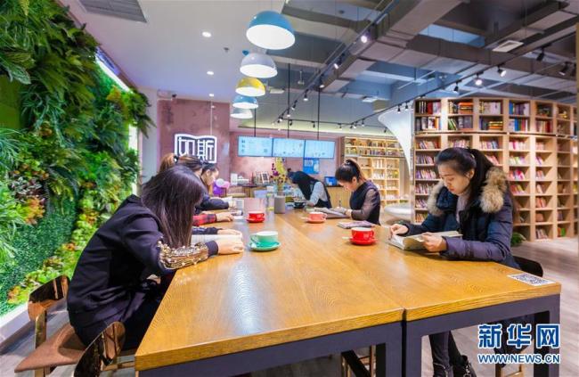 Des lecteurs lisent dans une librairie située dans le centre des jeunes à Hohhot, en Mongolie-Intérieure, le 22 novembre 2017. La librairie Rusi, qui possède plus de 1000 m2 et conserve environ 100 000 livres, vient d’ouvrir ses portes gratuitement au public.