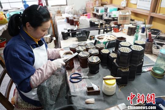 Dans des ateliers de fabrication d’erhu à Wuxi