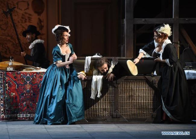 Des artistes interprètent Falstaff, opéra du compositeur italien Giuseppe Verdi, lors d'une répétition au Centre national des arts du spectacle, à Beijing, capitale chinoise, le 1er décembre 2017. Les représentations ont commencé dimanche. (Photo : Luo Xiaoguang)