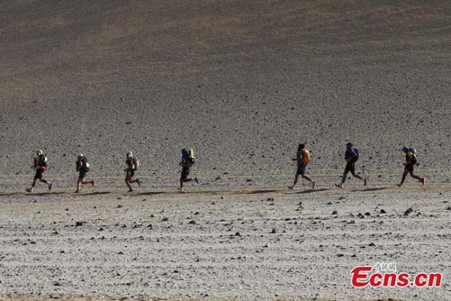 Des coureurs du Marathon des Sables à Paracas, au Pérou, le 4 décembre 2017.