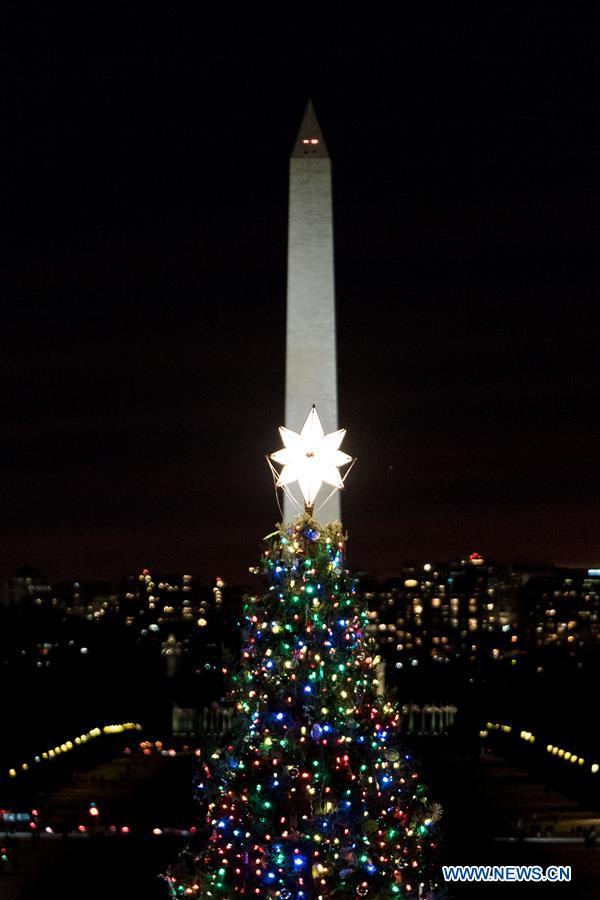 Le sapin de Noël du Capitole est illuminé, à Washington D.C., aux Etats-Unis, le 6 décembre 2017. (Xinhua/Shen Ting)
