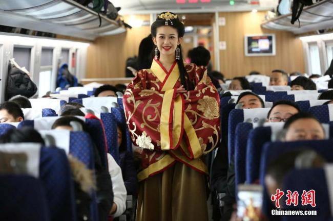 Défilé en costumes traditionnels de style Han à bord du train à grande vitesse Xi'an-Chengdu