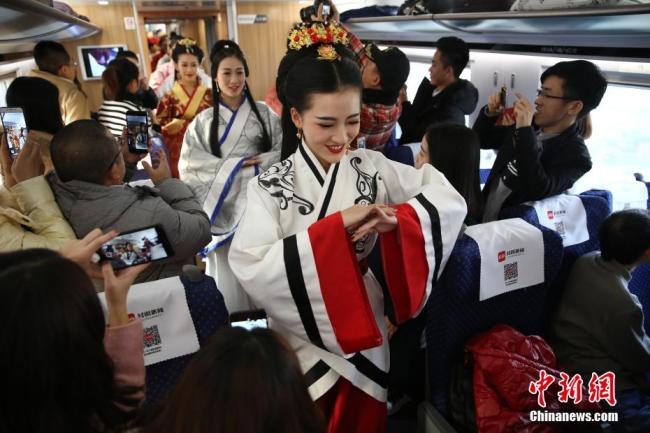 Défilé en costumes traditionnels de style Han à bord du train à grande vitesse Xi'an-Chengdu