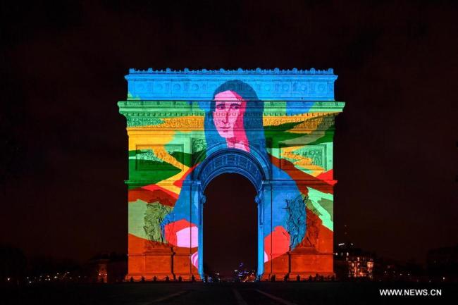 Un spectacle son et lumière sur l'Arc de Triomphe se tient à Paris pour célébrer le Nouvel an, le 1er janvier 2018. (Xinhua/Chen Yichen)