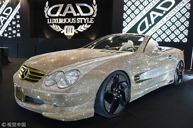 Une Mercedes entièrement couverte de cristaux Swarovski exposée sur le stand de Garson lors du Salon de l'auto de Tokyo 2018 à Makuhari Messe, à Chiba, au Japon, le 12 janvier 2018. L'exposition, l'un des plus grands salons de la voiture customisée, a lieu cette année du 12 au 14 janvier.