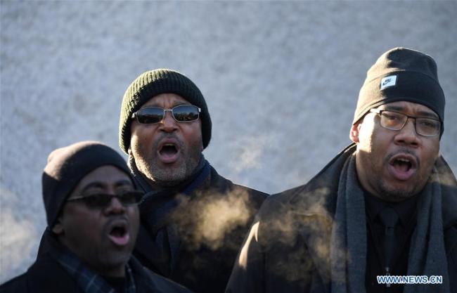  Les participants chantent lors d'une cérémonie du dépôt de la couronne devant le mémorial Martin Luther King à Washington, aux Etats-Unis, le 15 janvier 2018. Différentes célébrations sont organisées chaque année le troisième lundi de janvier dans tous les Etats-Unis pour rendre hommage au héro des droits civiques Martin Luther King Jr., né le 15 janvier 1929 et assassiné en 1968. (Photo : Yin Bogu)