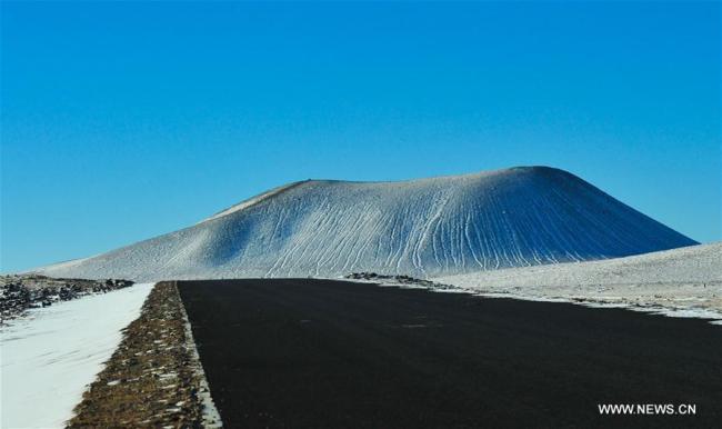 Photo prise le 13 janvier 2018, montrant le volcan n° 5 recouvert de neige du groupe de volcans d'Ulan Hada, dans la région autonome de Mongolie intérieure (nord de la Chine). Le groupe de volcans d'Ulan Hada est entré en éruption à l'époque de l'Holocène (il y a environ 10 000 ans).