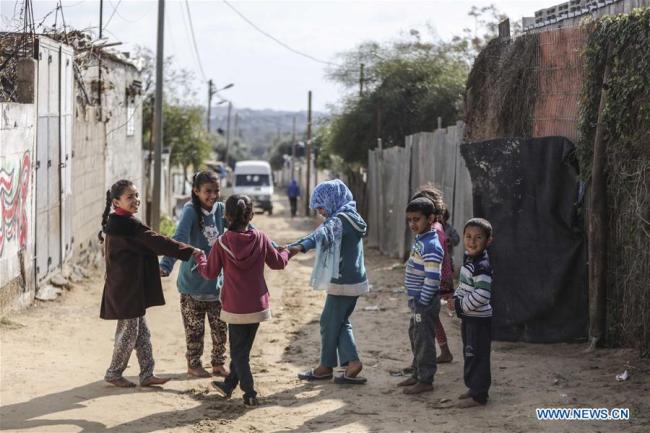 Des enfants réfugiés palestiniens s'amusent au camp de réfugiés d'al-Shati dans la ville de Gaza, le 17 janvier 2018. L'Office de secours et de travaux des Nations unies pour les réfugiés de Palestine (UNRWA) a annoncé mercredi avoir lancé une campagne de financement communautaire après que les Etats-Unis ont réduit de plus de 50% leur aide à l'office. (Photo : Wissam Nassar)