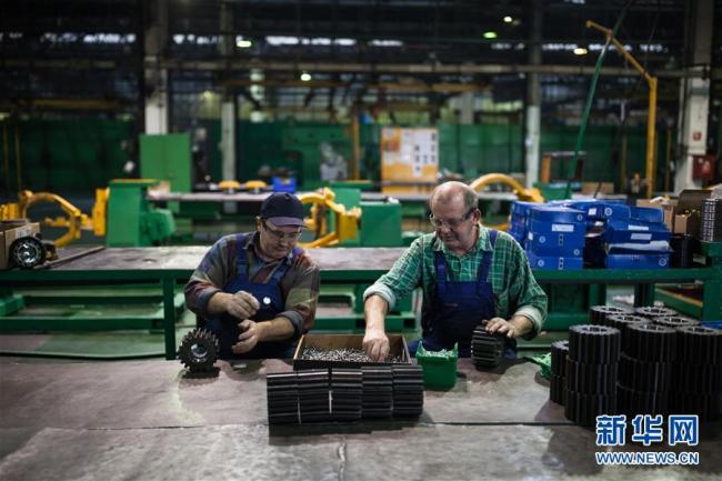 Des employés travaillent dans une usine achetée par le fabricant d'équipements de machines chinois Liugong Machinery Co Ltd, à Stalowa Wola, en Pologne. Dans le cadre de l'initiative « Une Ceinture, une Route », l'usine de Liugong a créé de nouvelles opportunités d'emploi pour les habitants de la ville.
