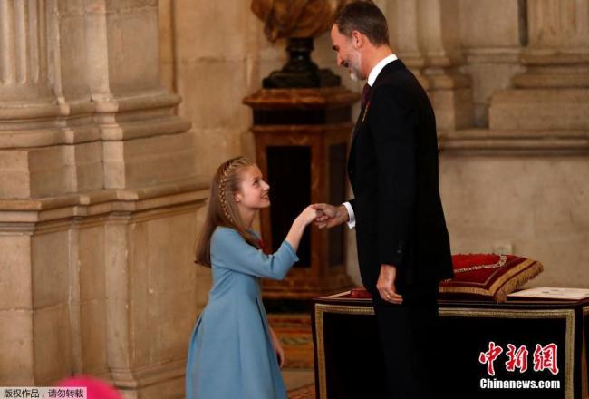 Le roi d'Espagne Felipe VI a fêté mardi ses 50 ans en mettant à l'honneur sa fille de 12 ans, Leonor, héritière du trône, à laquelle il a remis la Toison d’or, la plus prestigieuse des décorations du pays.