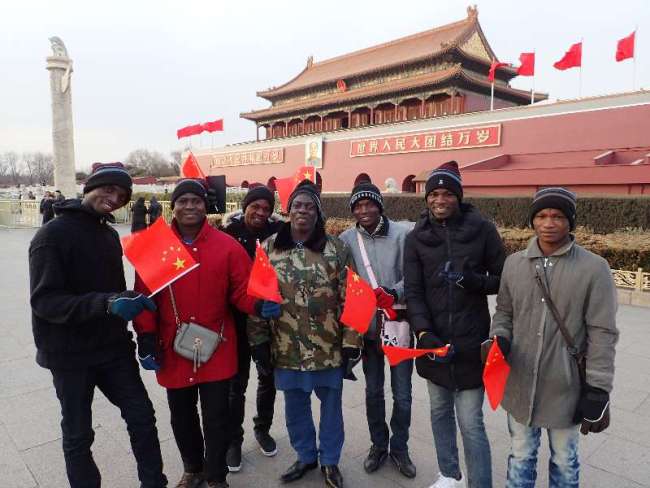 La troupe originaire de la Côte d’Ivoire sur la place Tian'anmen, à Beijing