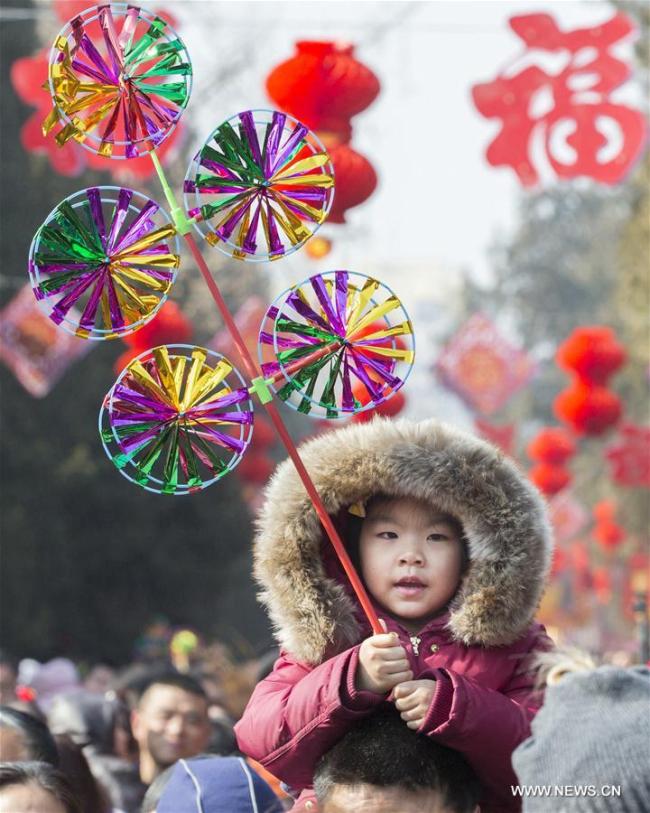 Un enfant dans une foire du temple dans le parc Ditan à Beijing, capitale chinoise, le 18 février 2018. Plusieurs foires du temple sont organisées à travers le pays au cours des vacances de la fête du Printemps. (Su Yang)