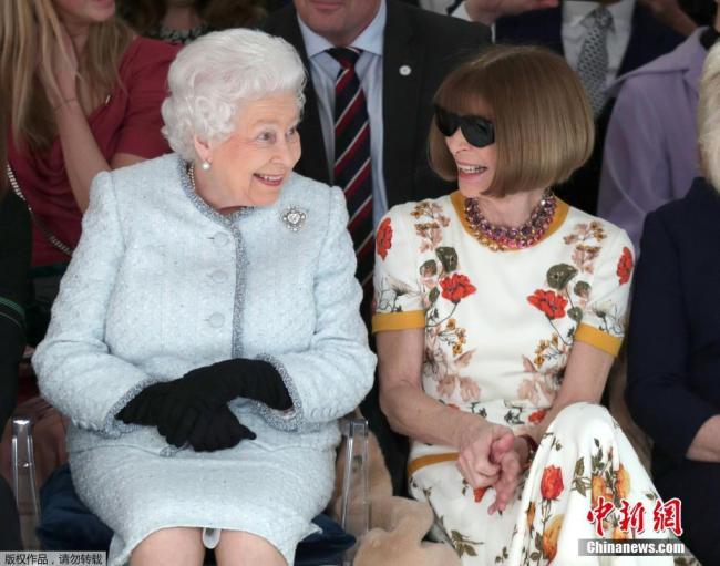 Mardi, la reine britannique Elisabeth II a assisté à un défilé de mode dans le cadre de la Fashion Week à Londres.