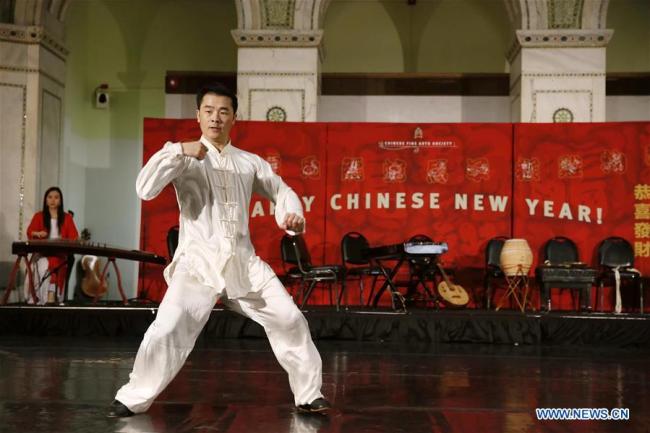 Un artiste présente le tai-chi au Centre culturel de Chicago, aux Etats-Unis, le 16 février 2018. Plus de 300 visiteurs se sont réunis dans le Centre culturel de Chicago pour apprécier la culture chinoise traditionnelle alors qu'une cérémonie s'est tenue vendredi pour lancer officiellement les célébrations du Nouvel An chinois à Chicago. (Photo : Wang Ping)