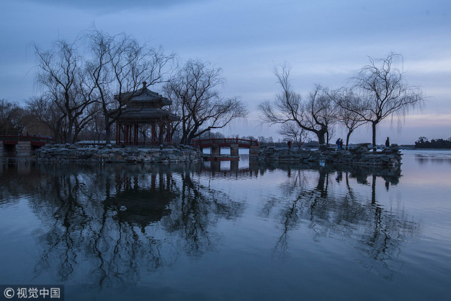 Photo prise le 23 février au palais d’Eté à Beijing. Le photographe a capturé le moment de paix qu’accompagne le coucher du soleil au bord du lac Kunming dans cet ancien jardin impérial de la Chine.