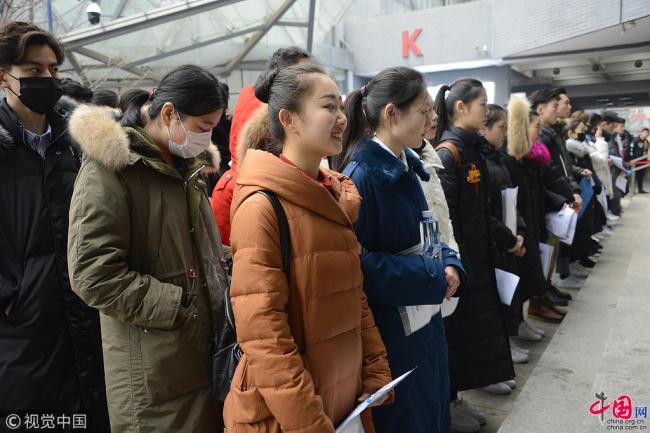 Le 27 février, des milliers de jeunes se sont réunis à l’Institut du Cinéma de Beijing pour participer au concours national d’entrée à l’université des arts de la scène, sous réserve de leur réussite au gaokao (baccalauréat chinois). Cette année, 45077 candidats ont déposé une demande d’inscription en 14 spécialités, ce qui a battu un nouveau record.