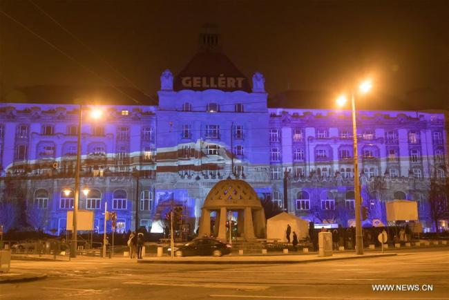 Un spectacle vidéo sur la Chine, projeté sur la façade de l'hôtel Gellért pour célébrer l'Année du tourisme UE-Chine 2018 à Budapest, en Hongrie, le 3 mars 2018. (Photo / Xinhua)L'hôtel Gellért, l'un des hôtels les plus célèbres de Hongrie, a été recouvert samedi soir par des lumières aux couleurs de la Chine et de l'Union européenne pour célébrer l'Année du tourisme UE-Chine 2018.Ce spectacle de lumière faisait partie d'une cérémonie coparrainée par l'Office du tourisme de Chine à Budapest et le département des relations internationales du ministère hongrois des Affaires étrangères et du commerce. L'événement a également proposé des démonstrations de danse du lion et de confection du thé à la chinoise.