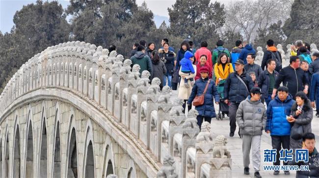 En ce début du printemps, de nombreux touristes se sont rendus au Palais d'été de Beijing pour y admirer ses magnifiques paysages printaniers.