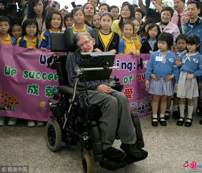 Stephen Hawking en visite au temple du Ciel à Beijing, le 18 juin 2006.