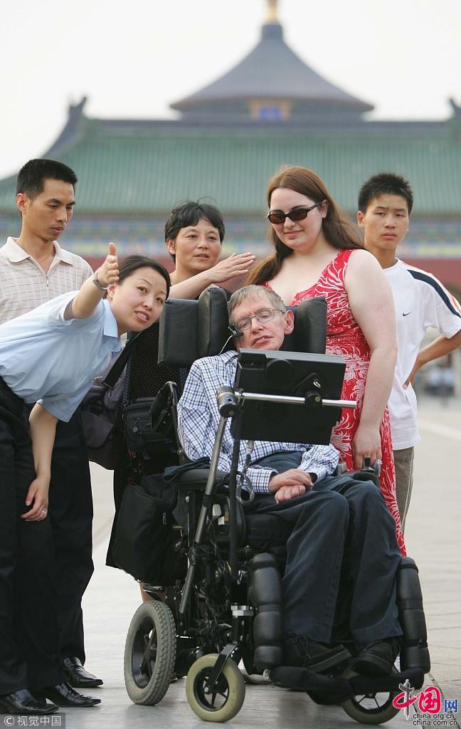 Stephen Hawking en visite au temple du Ciel à Beijing, le 18 juin 2006.