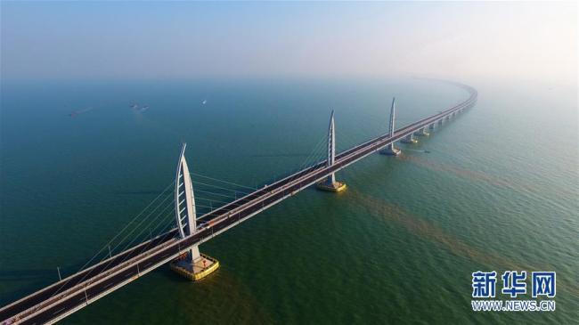 La structure de 55 kilomètres de long connectera Hong Kong à l'est du delta de la rivière des Perles à Macao et Zhuhai à l'ouest.