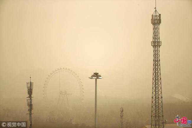 Beijing étouffée par le smog et une tempête de sable